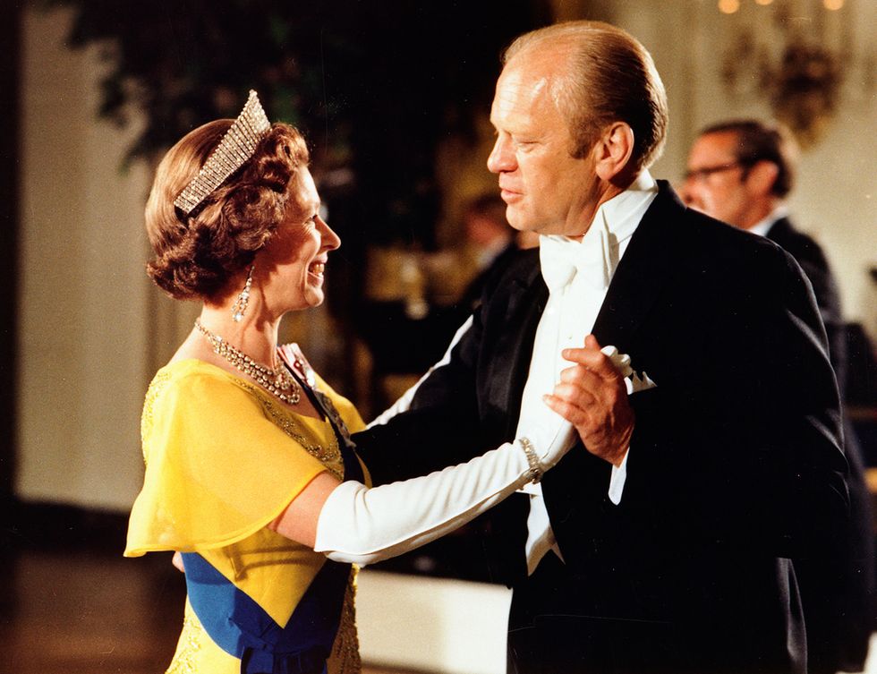 <p>En 1976 bailando junto al al presidente de Estados Unidos Gerald Ford.&nbsp;</p>