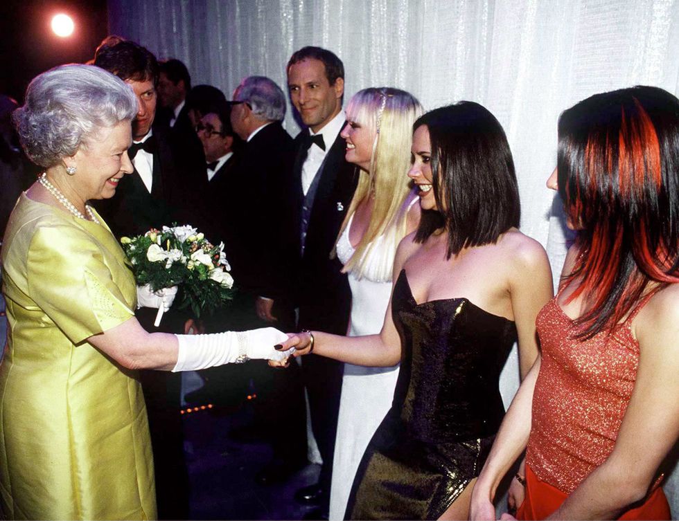 <p>Además de políticos, la reina ha tenido encuentros con grupos musicales tan conocidos como las&nbsp;Spice Girls.</p>