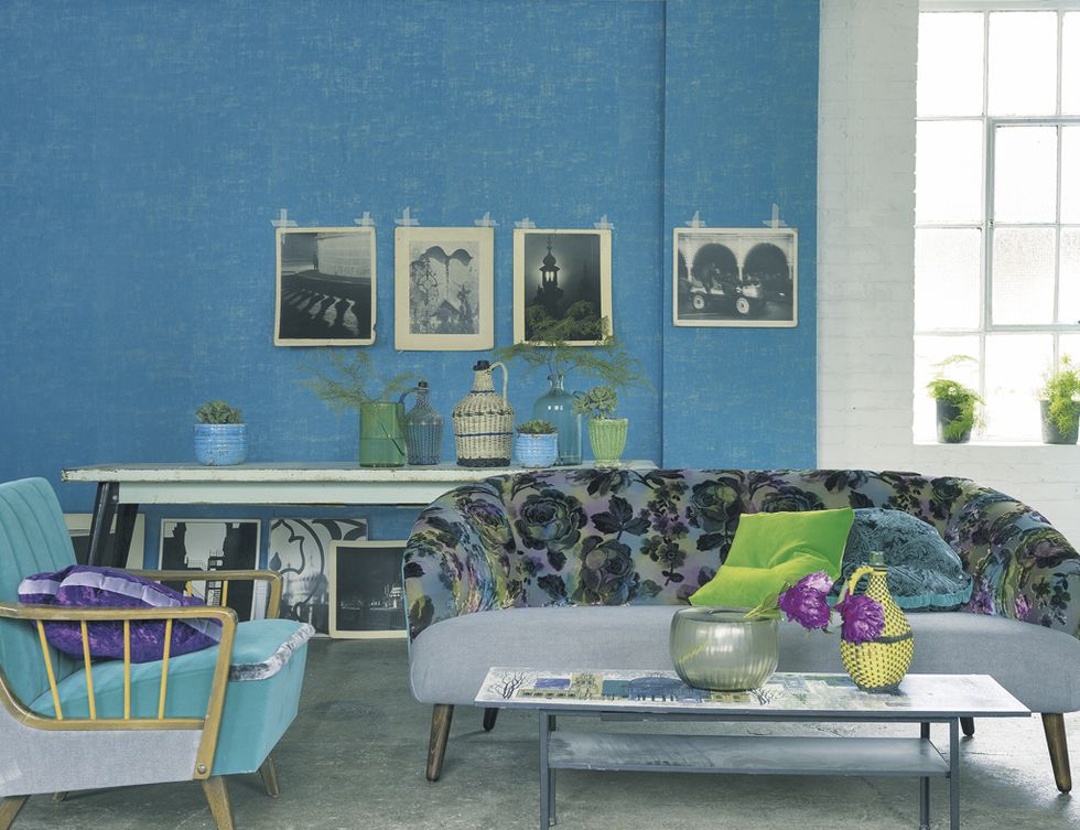 <p>De Designers Guild, en Usera Usera: sofá con tela <i>Mathura Kingfisher,</i> 224 €/m; butaca con tela <i>Mezzola Alta Azure,</i> 87 €/m, y papel pintado Seta Turquoise, 89 €/rollo.</p>