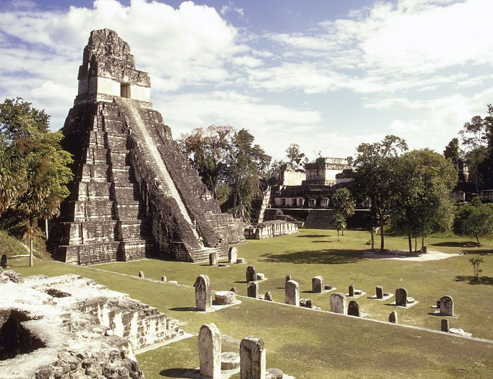 <p>La pirámide maya de Tikal es la base rebelde en Yavin 4, en el Episodio IV. Las vistas desde lo alto del templo aparecen en la gran pantalla.</p>