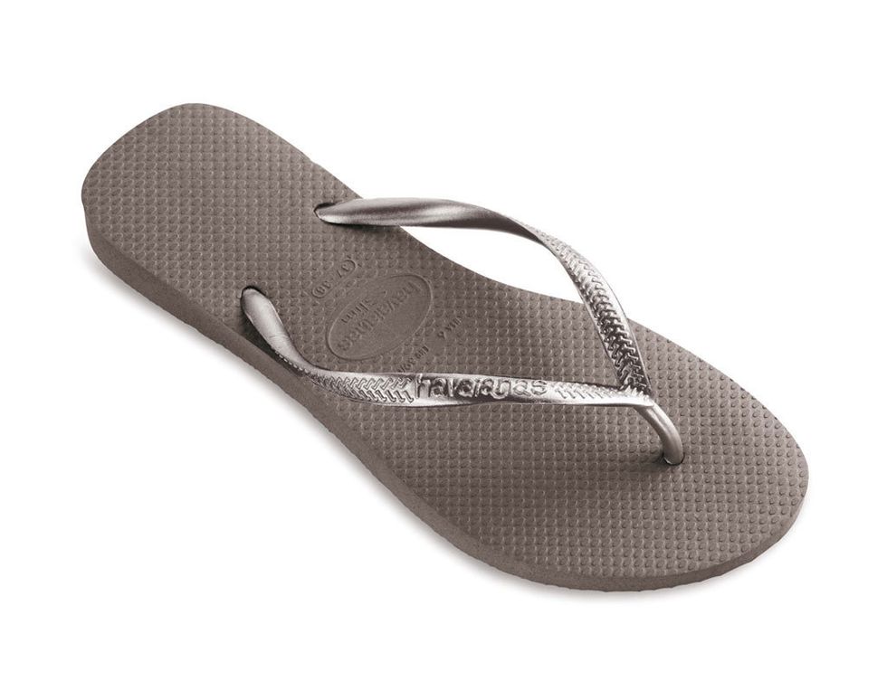 <p>Sandalia de goma plateada, de <strong>Havaianas</strong> (25 €).</p>