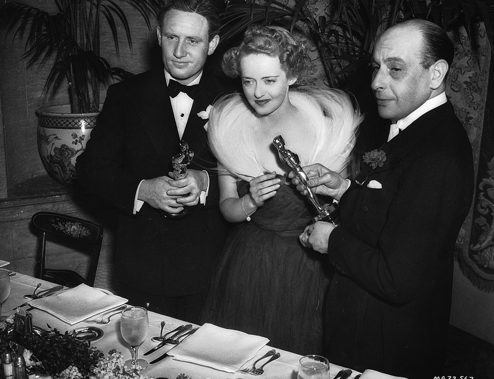 <p>Ya convertida en una diva, Davis recogió su segunda estatuilla por 'Jezabel' (William Wyler, 1938), donde interpreta a una mujer de armas tomar, caprichosa y vengativa. Lució en la ceremonia este vestido con escote de plumas, de diseñador desconocido.</p>