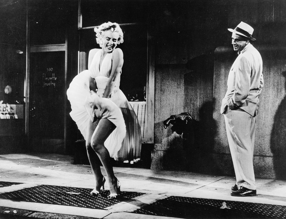 <p>El conocido vestido blanco plisado de escote halter diseñado por William Travilla para Marylin Monroe causó sensación. La famosa escena de 'La tentación vive arriba' (1955) fue rodada en las calles de Nueva York y repetida en un estudio, porque había tantos curiosos que el sonido era un desastre. Se rumorea que la escena fue el principal motivo por el que se rompió su matrimonio con Joe DiMaggio.</p>