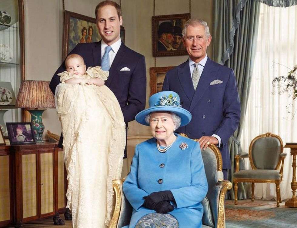<p>Entrañable posado de la reina Isabel junto a su hijo Carlos, su nieto Guillermo y su bisnieto George.&nbsp;</p>