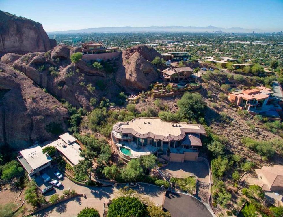 <p>La casa de cristal está situada en la montaña de Camelback, en Phoenix (Arizona).</p>