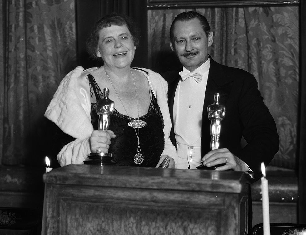 <p>Tenía 60 años cuando la canadiense Marie Dressler se alzó con el premio a la Mejor Actriz por su papel de Min en 'Fruta amarga' (George W. Hill, 1930). Lució una bonita estola de piel en color blanco y negro y un vestido negro lencero, todo de diseñador desconocido.</p>