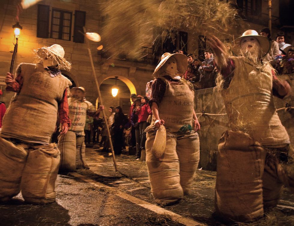 <p>Lesaca (<a href="http://www.turismo.navarra.es" target="_blank">Navarra</a>).&nbsp;</p><p>Los <i>zaku zaharrak,</i> enfundados en telas de saco, abren la procesión en Lesaca. Su presencia fantasmagórica, blandiendo palos y <i>pizontzias</i> (vejigas) con las que atemorizan al público, certifican el aire ancestral que domina durante el Domingo de Carnaval. El cortejo se acompaña de mujeres o mairus, adornadas con tiras multicolores, y los caseros de las montañas, denominados goitarrak.&nbsp;</p>