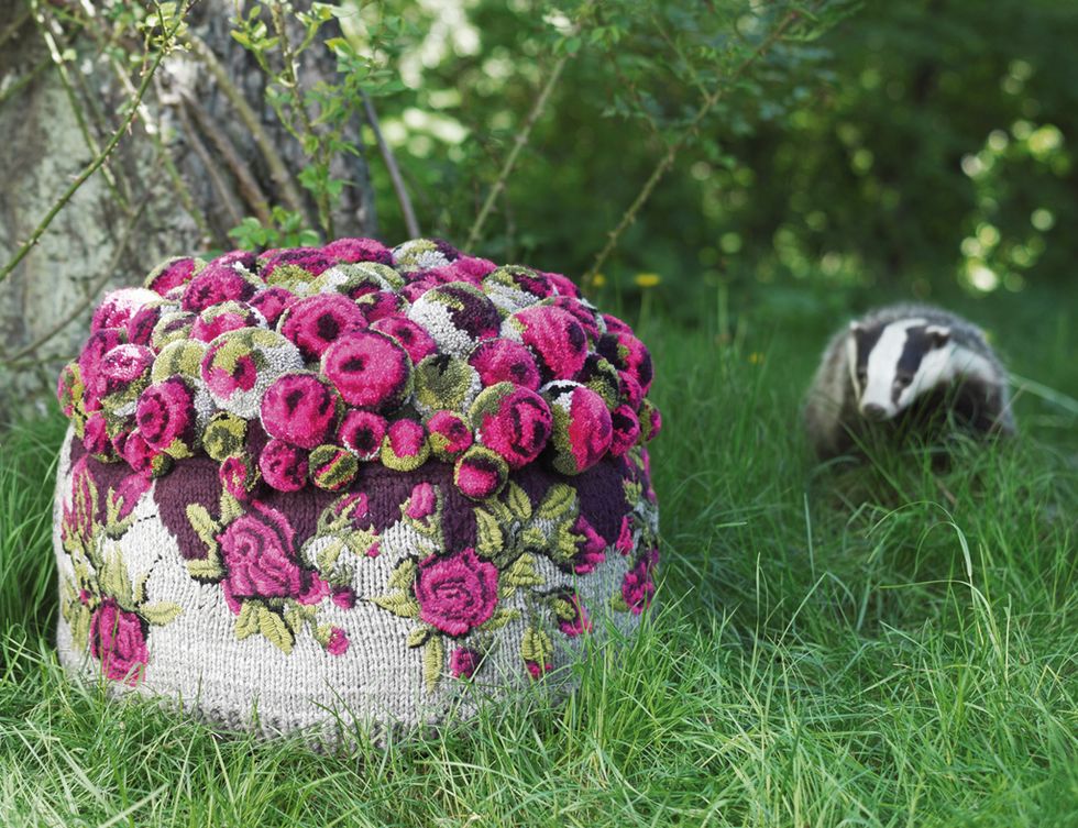 <p>Un jardín de rosas de lana decora el puf <i>Roses,</i> 3.650 €, de MYK. </p>