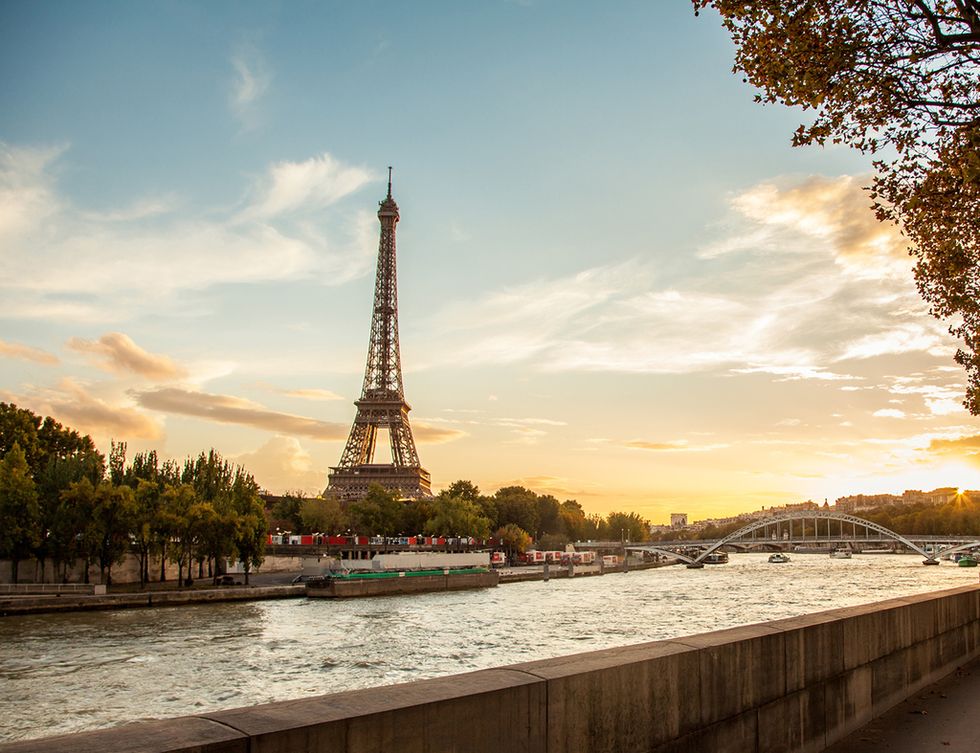 <p>Es un emblema no solo de su ciudad, París, y de todo Francia, sino quizás de Europa entera. Recibió el nombre de su construcción Gustave Eiffel, que la proyectó en 1889 para la Feria Mundial que iba a celebrar el centenario de la revolución francesa. Su edificación duró 2 años, 2 meses y 5 días y, aunque fue diseñada para durar solo 20 años, va a cumplir siglo y medio (gracias a las frecuentes restauraciones).</p><p>&nbsp;</p>
