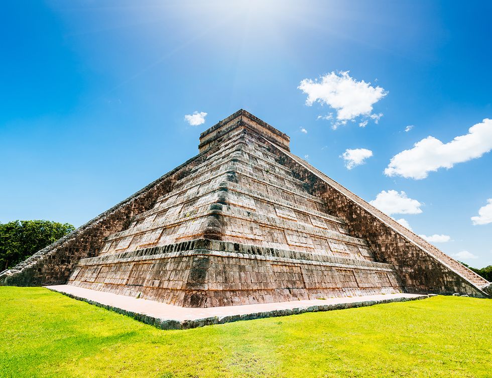 <p>Son los restos arqueológicos más importantes de la cultura maya y el punto más visitado de México. En ellos, sobresale 'El Castillo'; es decir, la pirámide de Kukulkán, de 24 metros de alto. De planta cuadrangular y nueve cuerpos escalonados, está decorada con cabezas de serpiente que se proyectan en el amanecer y el atardecer sobre la explanada, creando un ambiente mágico.</p><p>&nbsp;</p>