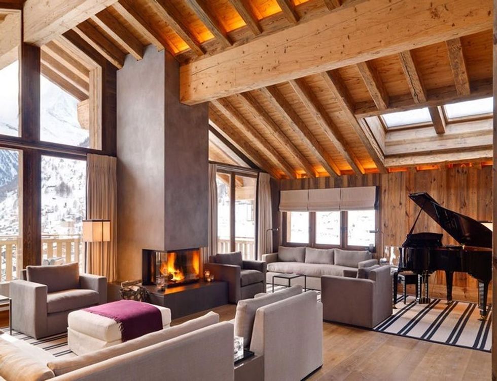 <p>Equipado con mobiliario contemporáneo, resulta muy cálido gracias a los revestimientos de madera y al techo abuhardillado con vigas vistas. Un plus: la chimenea y el piano de cola.</p>