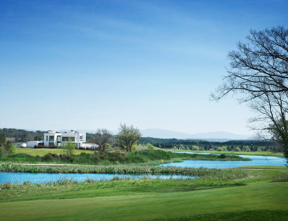 <p>La villa está ubicada dentro de un campo de golf, en el complejo de lucios PGA Catalunya Resort, con vistas a uno de los bonitos lagos rodeados de vegetación autóctona y sin otras construcciones cercanas.</p>