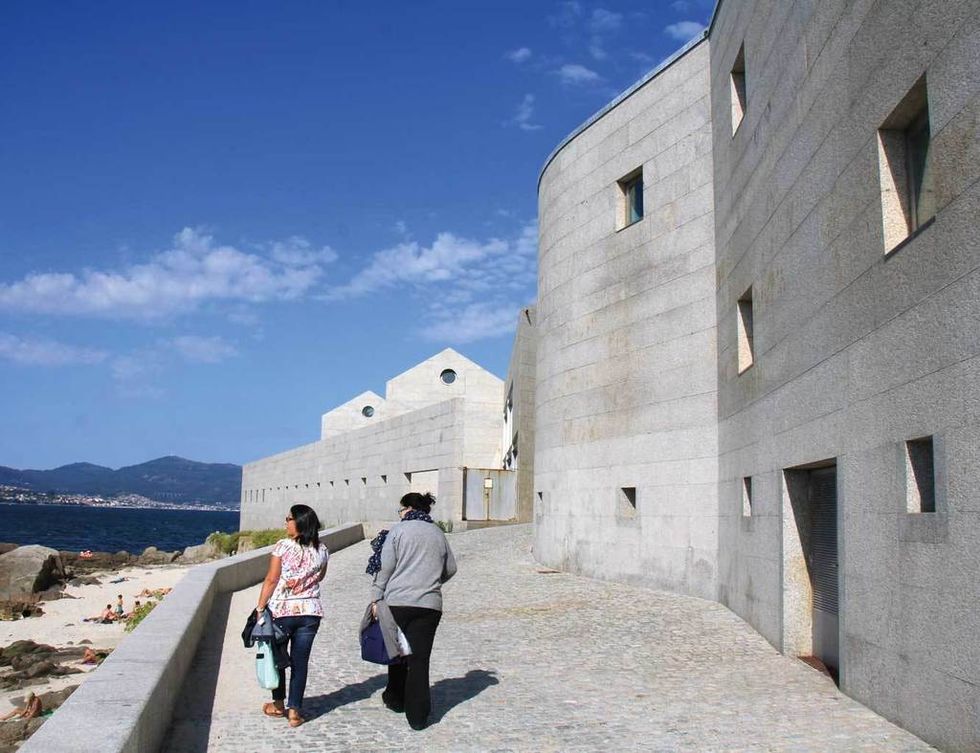 <p>En la playa de Carril verás el Museo do Mar de Galicia. No te pierdas su acuario y el repaso de la actividad pesquera, desde el mar al marisqueo.</p>
