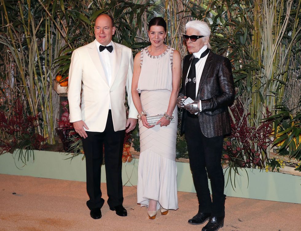 <p><strong>Karl Lagerfeld</strong> repite como invitado de honor y posa junto a <strong>Alberto de Mónaco</strong> y<strong> Carolina de Mónaco.</strong></p>