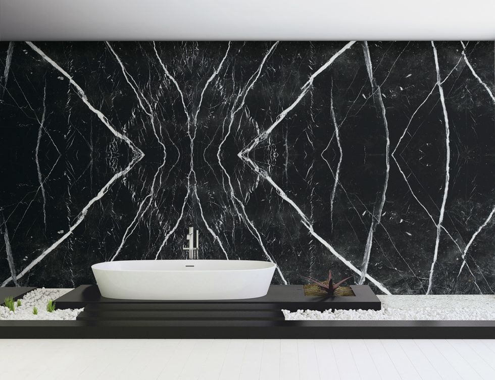 <p>El mármol es la piedra natural por excelencia para el baño.<i>Negro Marquina</i> es un gran telón de fondo, desde 142 €/m2, de Levantina. </p>