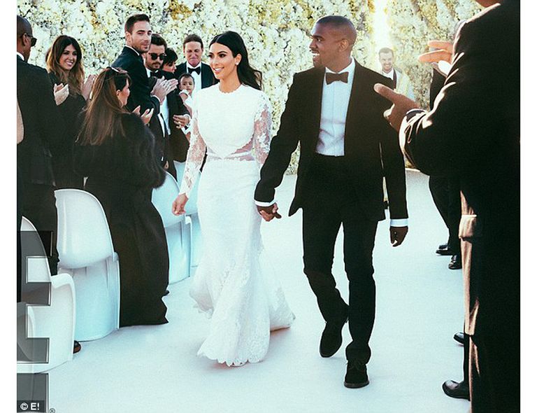 <p>Riccardo Tisci para Givenchy: Ã©l fue el responsable del vestido de boda de Kim Kardashian, este diseÃ±o de corte sirena lleno de encajes que llevÃ³ en su boda con Kanye West.</p>