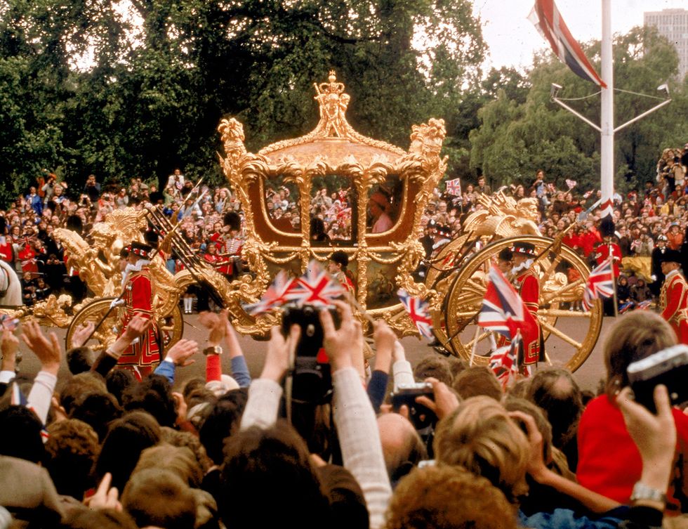 <p>En 1977 celebraba su Jubileo de Plata como reina con un gran número de actos por todo el país.&nbsp;</p>
