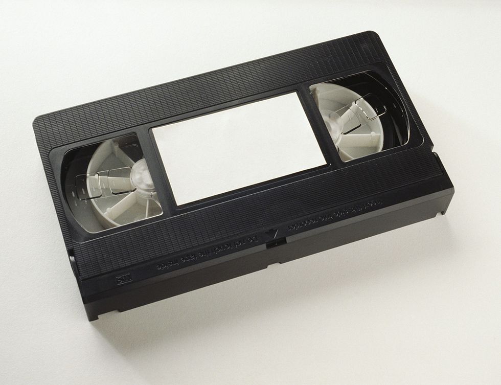 <p>
<strong>¿Qué es?</strong> El soporte en el que vimos el cine en casa desde principios de los 80 hasta una década después. Betamax, 2000 y VHS fueron los tres sistemas que aparecieron hasta que el último se impuso gracias también a la bajada de los precios.<br />
<strong>¿Cómo le han sentado los años?</strong> Fatal. Cuando vuelves a ver una cinta de vídeo (si aún tienes aparato), te das cuenta de la mala calidad de la imagen, y lo más probable es que se haya deteriorado con el uso, apareciendo rayas y manchas.<br /><strong>Veredicto:</strong> Suspenso.</p>