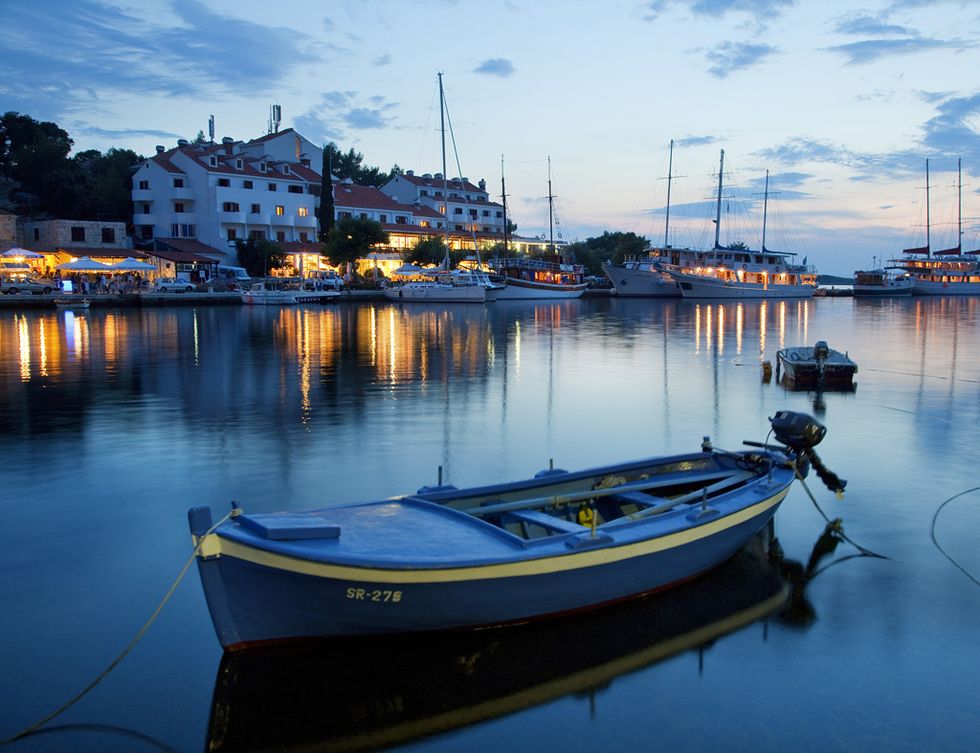 <p>Cercana a Dubrovnik, la isla croata de<strong> Mljet</strong> es todo un paraiso natural. Esta isla de unos mil habitantes está cubierta de bosques en un 70% de su extensión y cuenta con dos lagos de agua salada y un parque natural. ¿Nuestra recomendación? Practica el <i>kayaking</i> en la isla para descubrir impresionantes calas y grutas escondidas.</p>