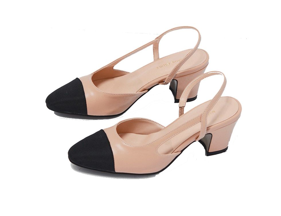 <p>Otra de las versiones de este modelo de calzado es de <a href="http://theloeil.com/collections/shoes/products/two-tone-slingback-low-heels" target="_blank">The Loleil </a>(59,68 €).</p>