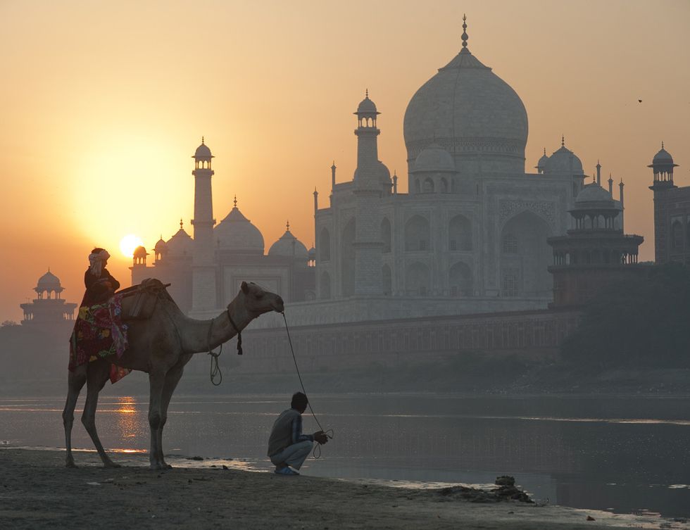 <p>Su magia propia, su historia de amor y el ambiente que le rodea ya hacen del Taj Mahal un lugar digno de visitar. Nuestro consejo es que lo hagas cuando se vaya a poner el sol y un tono dorado cubra todo el monumento. No lo olvidarás.</p>
