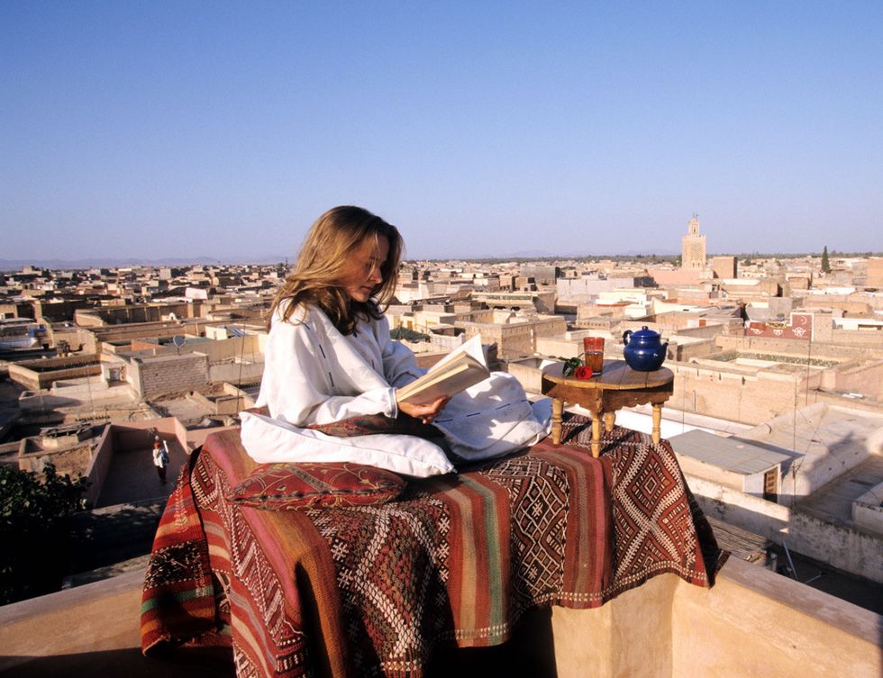 <p>Conoce Marrakech de la mano de la empresa especializada en el diseño de viajes a medida <a href="http://www.nuba.net/" target="_blank">Nuba</a>. Un viaje que comienza descubriendo con un guía esta fascinante ciudad y termina en el desierto de Agafay con la oportunidad de dormir bajo la luz de las estrellas en un campamento. Además podras disfrutar de una ruta en todoterreno hasta el monte Toubkal, el pico más alto de Marruecos y de toda África del Norte, con las cumbres nevadas del Atlas como telón de fondo. Un paseo en buggies por los alrededores del lago Takerkoust, una noche en jaimas ubicadas en mitad del desierto de Agafay o atreverte con una tirolina serán otra de las muchas actividades que tienen programadas.</p>