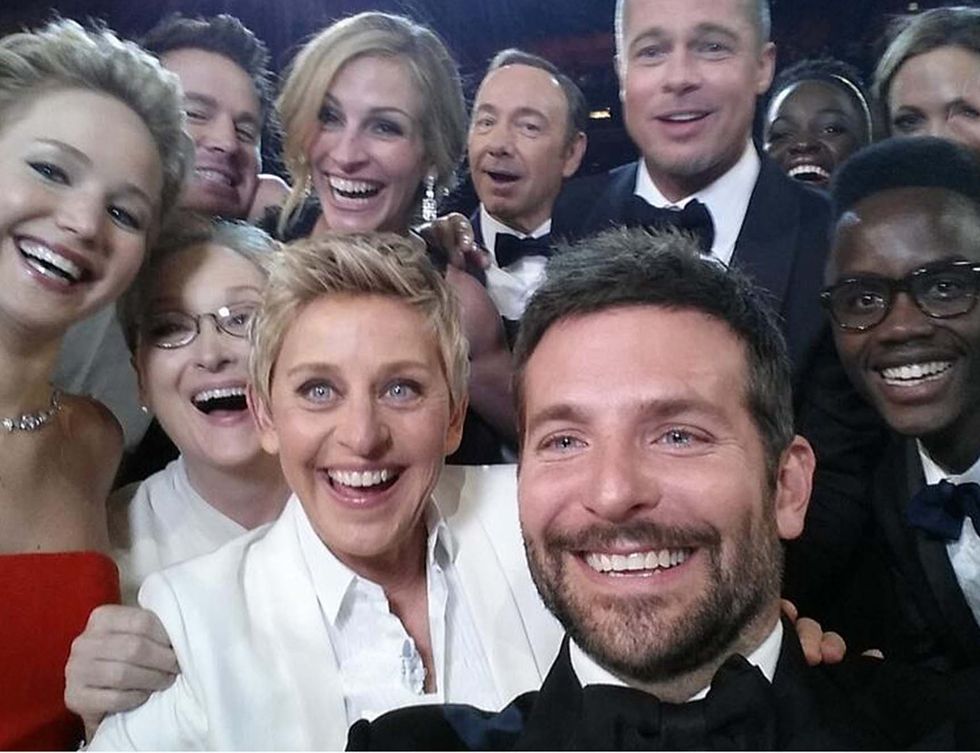 <p>El famoso<strong> 'selfie' que hizo Ellen DeGeneres</strong> (<a href="https://twitter.com/TheEllenShow" target="_blank">@theEllenshow</a>) en la ceremonia de los Oscars de 2015 fue el que más retwitts obtuvo en toda la historia de la red social.</p><p>Este flujo <strong>sólo ha sido superado</strong> por el tráfico que generó este año Leo DiCaprio (<a href="https://twitter.com/LeoDiCaprio" target="_blank">@LeoDicaprio</a>) al ganar la merecida estatuilla.</p>