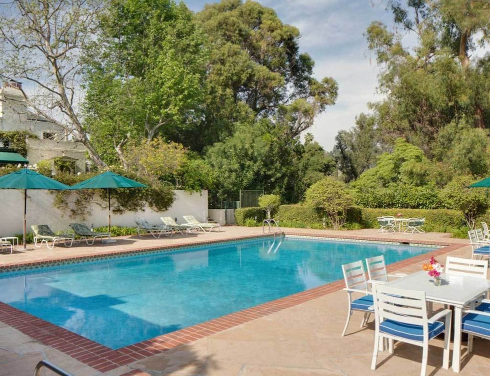<p>Situada detrás del hotel Beverly Hills, la casa fue construida en 1930 y cuenta con una piscina exterior y otra cubierta.</p>