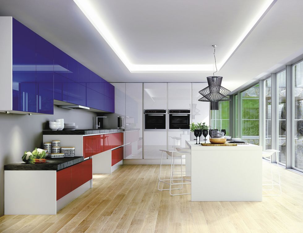 <p>Frentes de cristal en rojo, azul y blanco, gama <i>Tecno</i>,se combinan en esta cocina de Antalia.&nbsp;</p>