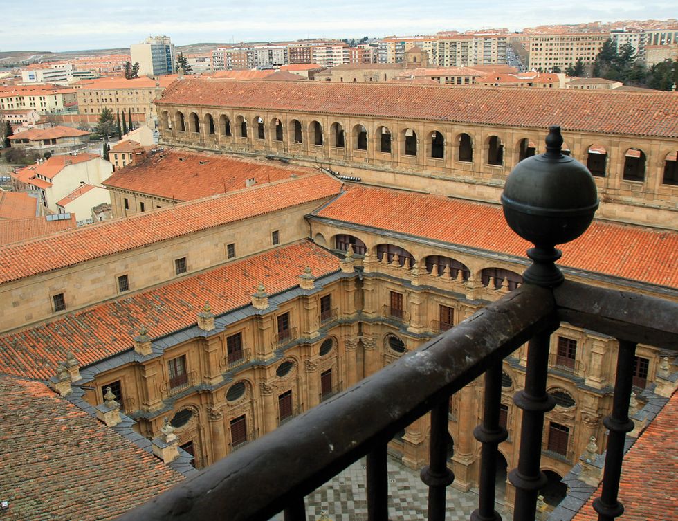 <p>164 escalones separan el suelo y el cielo en Salamanca: los que tendrás que subir para ver los tejados desde las torres de la Clerecía. Y otros 34 para rozar sus campanas. Entrada: 3 euros.</p><p>&nbsp;</p>