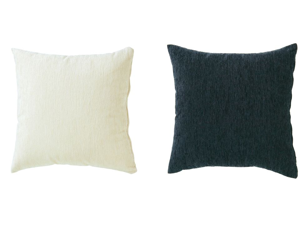 <p>Unos cojines básicos en blanco y negro servirán de contraste en cualquier sofá o sillón de esos colores. Estos son el modelo Íscar, de 45 x 45 cm (18 €). </p>