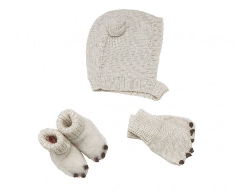 <p>Gorro, manoplas y patucos de <a href="http://www.noeuf.com/boutique/baby-fashion-and-accessories/gloves-hats-scarves/oeuf-nyc-bear-hat.html#.UkA-7JWqrJw" target="_blank">Oeuf NYC</a> para Noeuf (gorro 48 €, patucos 43 € y manoplas 43 €).</p>