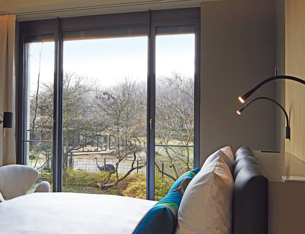 <p>El interiorismo de las 80 habitaciones y suites lo firma el estudio LVG. Algunas de ellas cuentan con grandes ventanales para disfrutar de unas vistas muy originales: los animales del vecino zoo.</p>