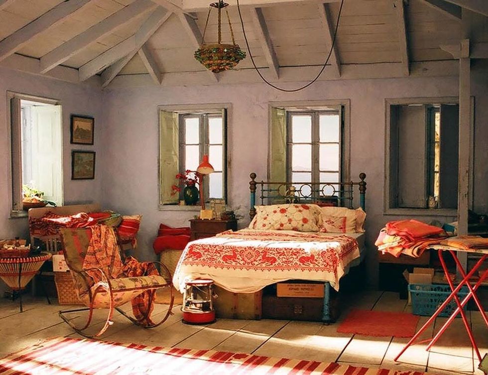 <p>La influencia del estilo mediterráneo (la <i>peli</i> se desarrolla en una isla griega) queda patente en el dormitorio, donde el rústico con pinceladas folk triunfa.</p>