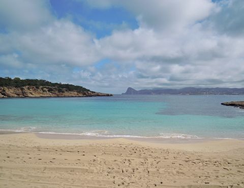 <p>El archipiélago balear repite. Esta vez es Ibiza la agraciada por los matices de la costa de Sant Antoni de Portmany.</p>