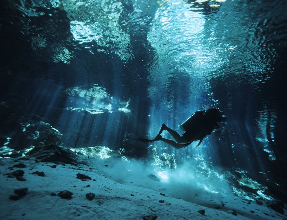 <p>Una de las atracciones más populares de la Riviera Maya son los cenotes, o cuevas de origen kárstico inundadas por agua. Con 82 kilómetros de largo, éste es uno de los más extensos. A pesar de que se encuentra situado en mitad de la selva, es un destino popular y son muchos los turistas que se acercan hasta allí para practicar snorkel bajo tierra a través de esta red subterránea.</p>