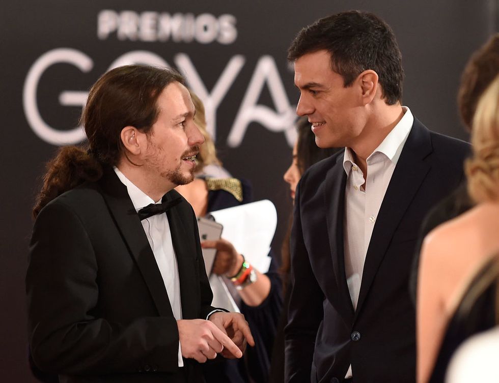 <p>Pablo Iglesias, de Podemos y Pedro Sánchez, del PSOE, charlan amistosamente en la alfombra roja.&nbsp;</p>