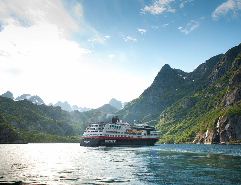<p>La compañía <a href="http://www.hurtigrutenspain.com/es/index.php" target="_blank">Hurtigruten,</a> experta en recorrer la costa noruega, ha abierto tres fechas de crucero este verano con un guía en español; 18 de junio, 9 de julio y 6 de agosto. El programa 'Rumbo Sur' a bordo del Expreso del Litoral ofrece un recorrido impresionante para amantes de las naturaleza. El buque comienza en Kirkenes, y tras cuatro días de ruta, se alcanza el Cabo Norte, el punto más septentrional de Europa. Tromso, las islas Lofoten y Bergen completan la ruta. Desde 4.355 euros para la salida del 6 de agosto con guía en español.</p>