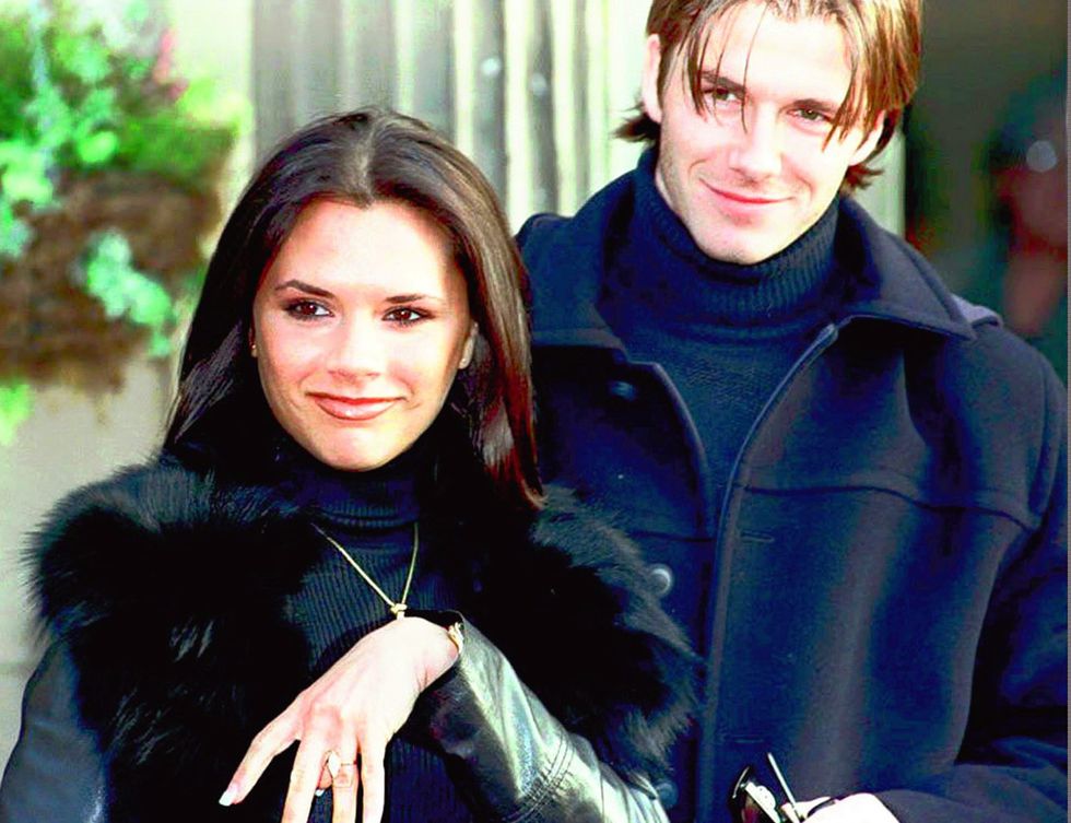 <p>Una de las imágenes más famosas de Victoria es esta de 1998 junto al que en esos momentos era su prometido, David Beckham. &nbsp;</p>