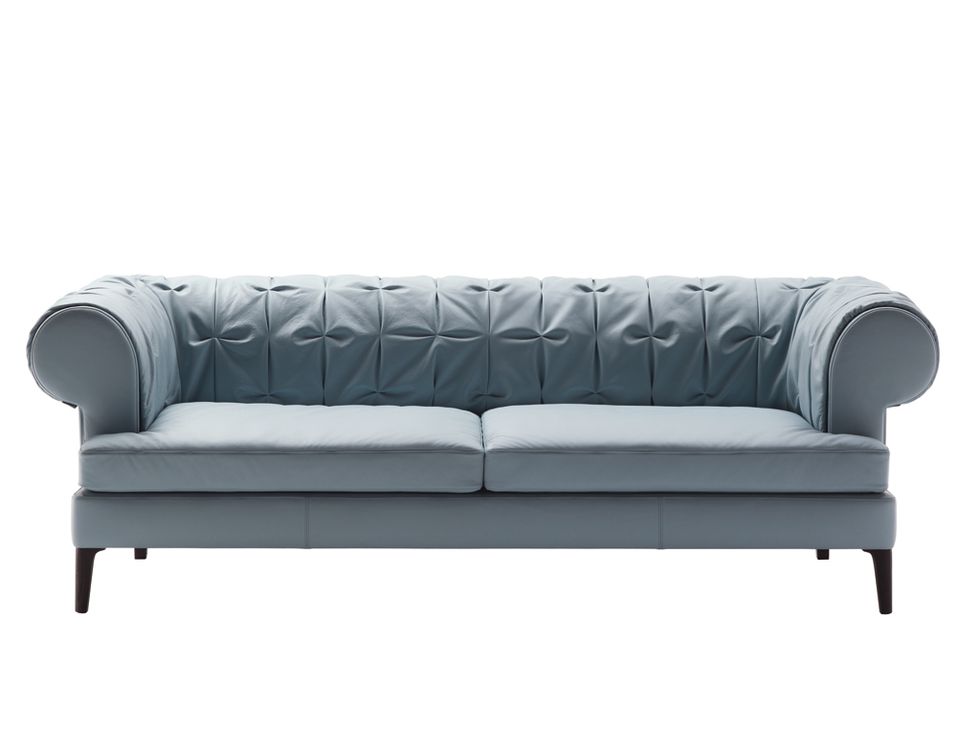 <p>Los lazos de capitoné marcan el sofá <i>Mantò,</i> desde 5.500 €, de Poltrona Frau. </p>