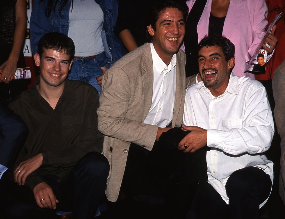 <p>Bien acompañado en una entrega de premios a principios de 2000, con el cantante Raúl y el actor Miki Molina.</p>