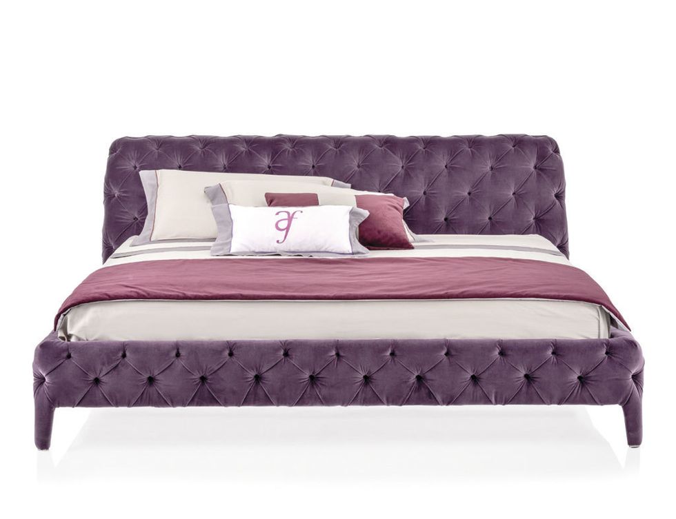 <p>
De capitoné en terciopelo púrpura, cama Windsor Dream, de <br />Arketipo, 5.570 €. </p>