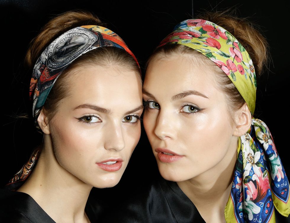 <p>Un estilo cien por cien italiano es la propuesta de <strong>Dolce &amp; Gabbana</strong> para el verano de 2013: cabello recogido con un pañuelo de seda, eyeliner con rabillo y una tez fresca son las claves.</p><p>&nbsp;</p>