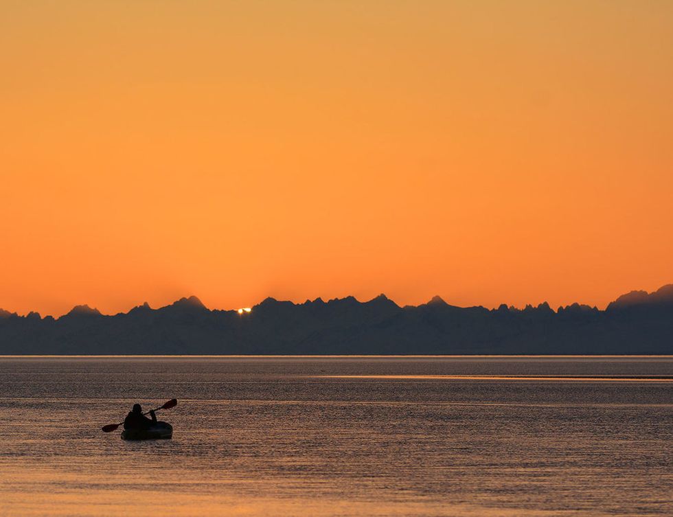 <p>Para los aventureros que quieran pasar el día más largo del año haciendo deporte, <strong>Alaska</strong> es el destino. En esta época del año, aficionados al 'running' de todo el mundo se trasladan hasta <strong>Anchorage</strong> para correr la Midnight Sun Marathon. Pero si lo tuyo son las actividades acuáticas, también puedes recorrer el río en kayak y disfrutar de la naturaleza en todo su esplendor cuando cae el sol.</p><p>&nbsp;</p>