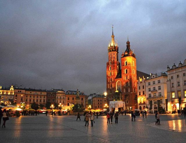 La Plaza del Mercado de Cracovia es el epicentro de la última velada del año.