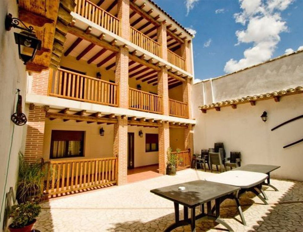 <p><a href="http://www.casadelabuelo.es/casa-rural-del-abuelo/" target="_blank"><strong>La Casa rural del Abuelo</strong></a> se encuentra en el casco urbano de Villarejo de Salvanés en Madrid. Data del año 1920 y a pesar de sus reciente remodelaciones han logrado mantener la esencia del edificio original. Dividida en tres ‘casitas’ de estilo bucólico es perfecta para reunir grandes grupos dispuestos a disfrutar de un retiro. Una de sus zonas comunes que más atrapa es su encantador patio.</p><p><strong>Capacidad</strong>: hasta 20 personas.</p><p><strong>Dónde</strong>: Madrid.</p>