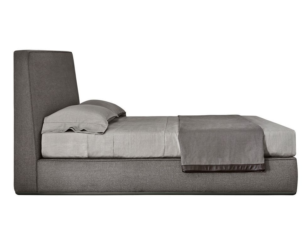 <p>La simplicidad de Dordoni define la cama <i>Powell,</i> de Minotti, 5.717 €</p>
