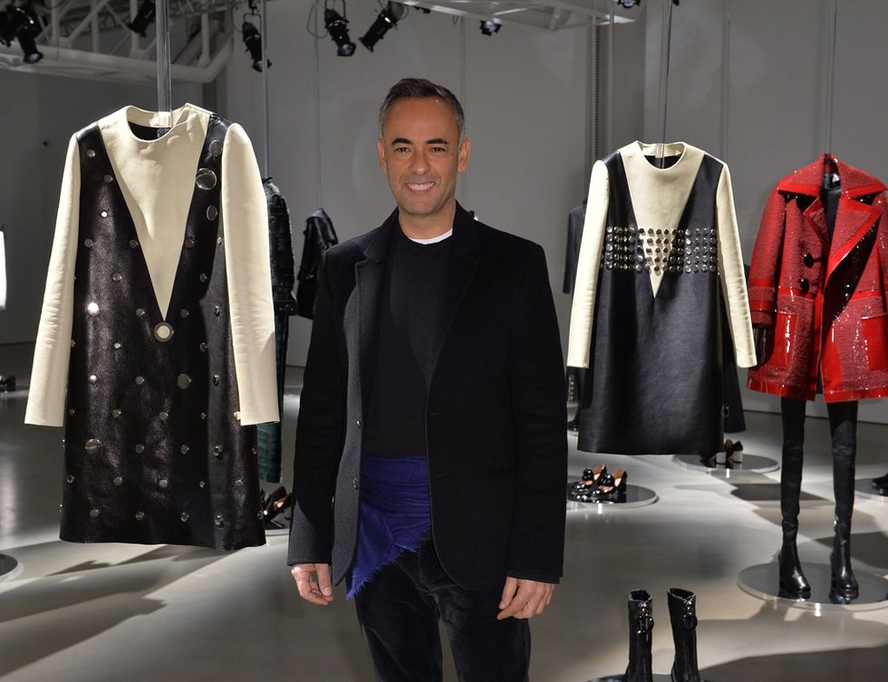 <p>Francisco Costa frente a la colección Otoño 2015 con el abrigo como protagonista,</p>