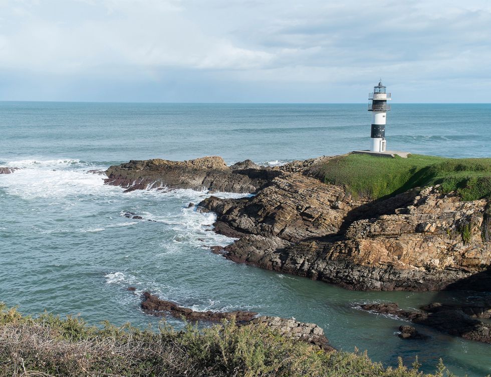 <p>En la provincia de Lugo, limitando con el Principado de Asturias, este pequeño pueblo del norte y sus paisajes conquista a todo el que se decide a pisarlo. En <strong>Ribadeo</strong> podemos encontrar un contraste de increíbles paisajes con sitios como la Isla Pancha, con su faro de cuento rodeado del verdor típicamente gallego, y la Playa de las Catedrales, una joya esculpida por la naturaleza que invita a quedarse en silencio y disfrutar del sonido del mar.</p>