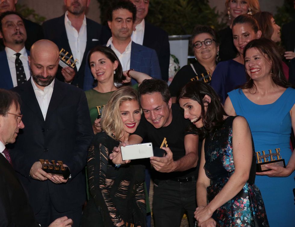 <p>Sergio Torres haciéndose un selfie con Elsa Pataky y Bendetta Poletti.</p>